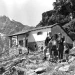 Giovani escursionisti al rifugio nel primi Anni '50